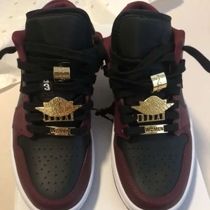 Jordan 1 Womens Low SE - Låga jordans i storlek 36.5, helt oanvända säljer pågrund av att jag inte kommer ha någon användning av de. Dessa är limited edition. Skriv för mer bilder❤️