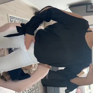 Cool topp - Säljer denna coola tröja från Gina som ja köpt för länge sen men kommer inte till användning. Lappen på och st M