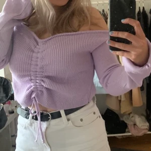 Lila stickad tröja - Stickad lika off shoulder tröja. Från madlady storlek s. Använd fåtal gånger. Säljes pga den inte kommer till användning.