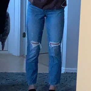 Håliga blå jeans  - Säljer mina blå jeans från lager 157 då dem inte kommer till användning längre🥰 använde dom lite i höstas men skulle inte gissa på mer än 10 gånger:) jag är ungefär 160cm lång och de sitter såhär på mig. Pris går att diskuteras! Ifall många vill ha dem får det bli budgivning☺️ betalning sker via swish:)