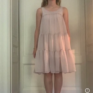 Sommarklänning - Så himla fin sommarklänning i rosa-beige färg som tyvärr inte kommer till användning. 