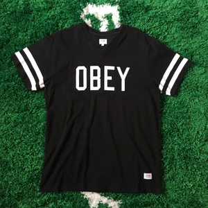 Obey T-shirt black - Size: Large. Condition 9/10. 70 sek / 7 €. Buyer pays the shipping cost. For more information please go visit @xhibitshop on instagram.
