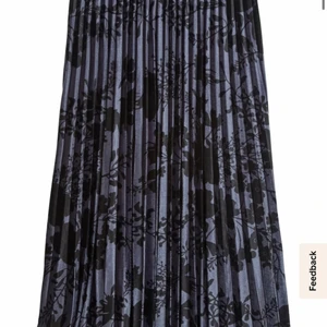 Plisserad kjol - Säljer min fina blåa sammet kjol från Lindex. Storlek S💕🤠💓💜🥰