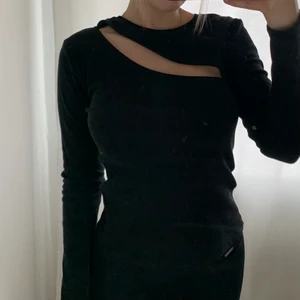 Svart topp - Svart topp från Nelly i strl 36. Använd 1 gång. Frakt tillkommer!