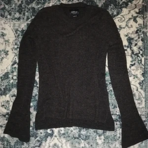 Stickad topp från Zara strl. M - Mörk brun stickad topp med italian yarn från Zara, figursydd med en liten slits på sidorna och något utställda ärmar längst ner. 