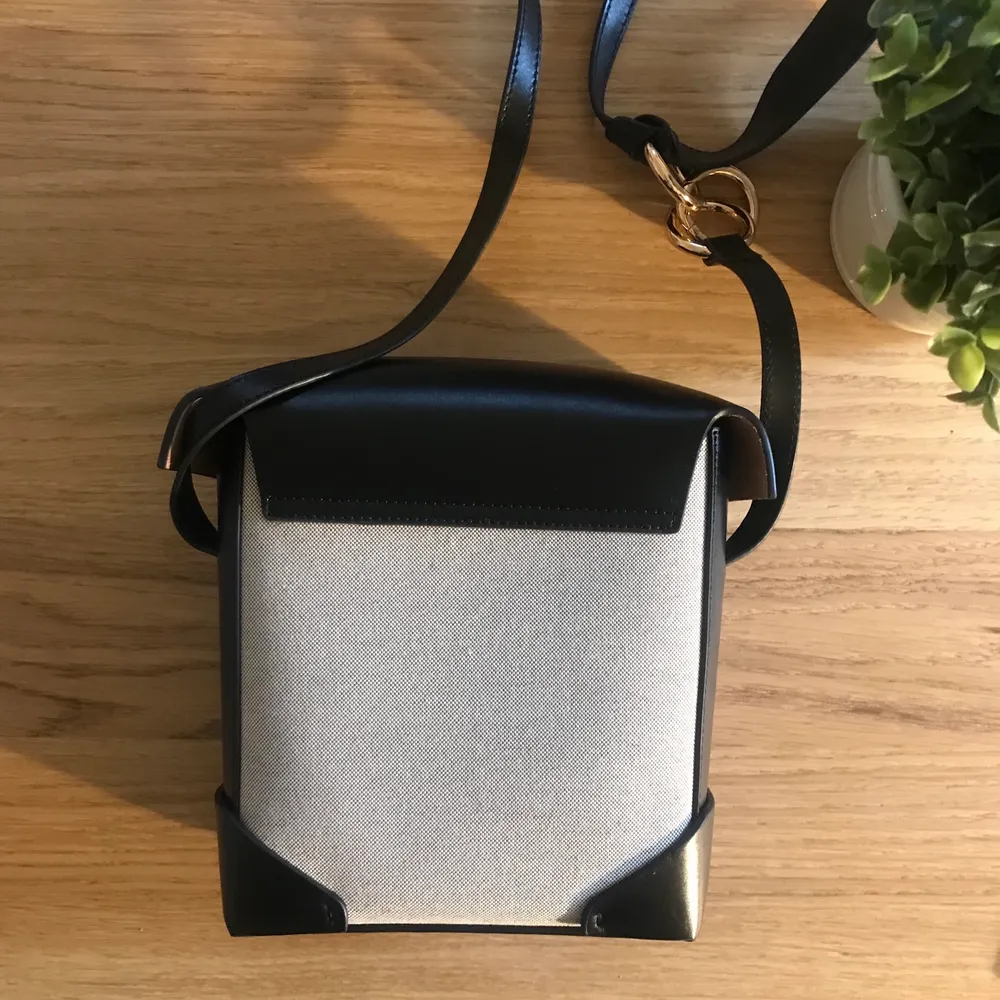 Manu Atelier handbag model “ Pristine” in black leather and canvas. Bought off Vestiaire Collective like new. Worn a few times but no signs of use except small scratches on the leather bottom, barely noticeable. Comes with original dustbag. Retails for 4500 SEK.. Väskor.