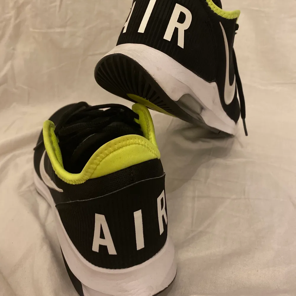 Tennissko NikeCourt Air Max Wildcard- Män. Skorna är helt nya endast testade hemma! Strl liten 43 kan även funka för 42! Inköps pris: 1000. Skor.