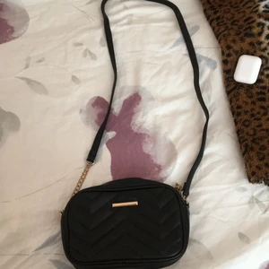 Handväska  - Jättefin väska, men har tyvär ingen användning av den.