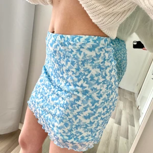 Kjol  - Supergullig kjol med fjärilar som enbart är testad i strl xs/34.🦋🦋