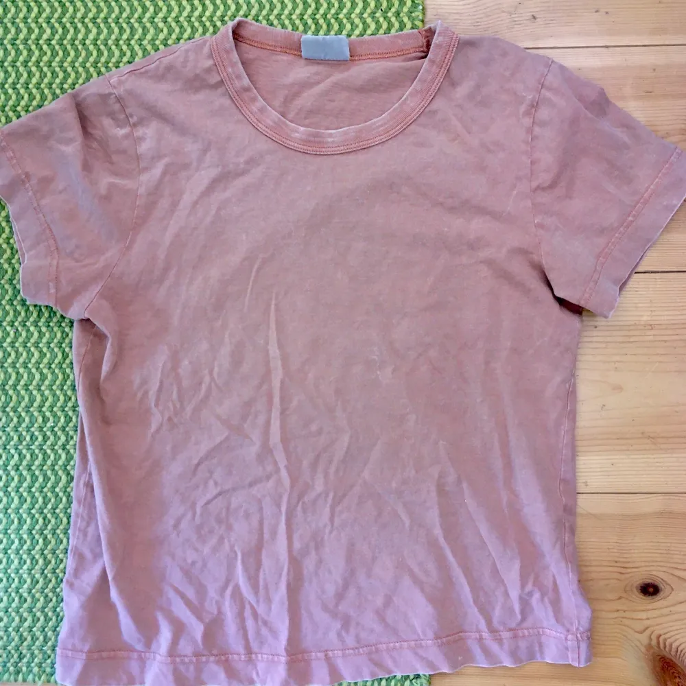 Skön t-shirt från weekday i en snygg ”smuts-peachy” färg🍑 . T-shirts.
