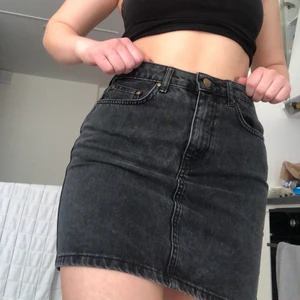 Svart jeanskjol  - Jeanskjol i nyskick, endast använd ett fåtal ggr. Köpt på Nelly. Jättefin och perfekt på sommaren 🌸