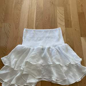 Asfin vit kjol från shein i strl S! Använd 2 ggr så den är i nyskick! 💕💕