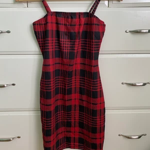 Klänning  - Klänning från SHEIN i storlek s aldrig använd. Sitter tajt 