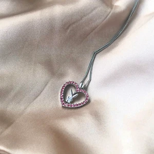 Playboy halsband✨ - Finaste äkta Playboy halsbandet i silver och rosa stenar. Kedjan är 40 cm.  Haft så länge men inte kommit till den användning det borde. Pris kan diskuteras 💕