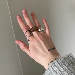 Akrylring  - Oanvänd brun akrylring, säljer då den var lite för stor för mig. Frakten ingår i priset! 