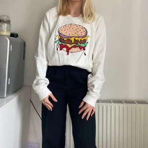 Hamburgar tröja - En smarrig tröja med en hamburgare på, skönt material passar i storleken XS-M. Aldrig använd, köparen står för frakt💗💗