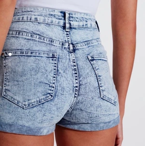 Högmidjade shorts  - Högmidjade ljusblå shorts i bra skick! Endast använda 1-2 gånger!! 💗 Storlek xxs men det är väldigt stretchigt material så passar även xs/s 