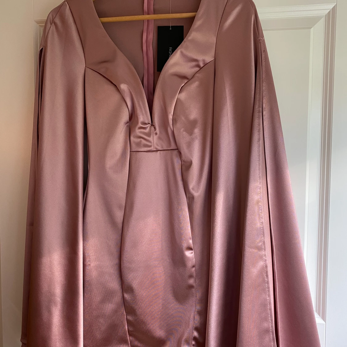 Satin klänning - fashion nova  - 91