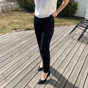 Svarta levis jeans - Riktigt snygg modell!! Säljer då jag sällan använder dom... modellen heter ”wedgie straight” w25 l28 