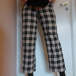 Monki kostymbyxor - Min älskade kostymbyxor från Monki. Jag säljer dem då jag inte kommer i dem längre och därför kan jag inte visa hur de sitter ut i midjan men de är highwaist och brukade i alla fall sitta jättesnyggt🥲 De är primärt beigea och svarta men de har toner av färg som man kan se på den tredje bilden. Matrialet är ganska grovt men bekvämt och perfek till våren. Frakten tillkommer men jag kan också möta upp dig i gbg😊💜