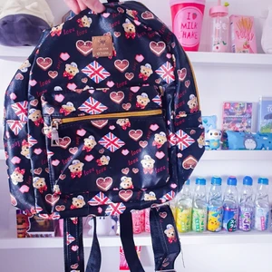 ♡Ryggsäck mönstrad♡ - ♡En svart ryggsäck med mönster på♡ köpt för väldigt länge sen men knappt använd. Har dock slitits en aning de gånger jag använt den♡ inge defekter eller hål dock! Köparen står för frakten♡