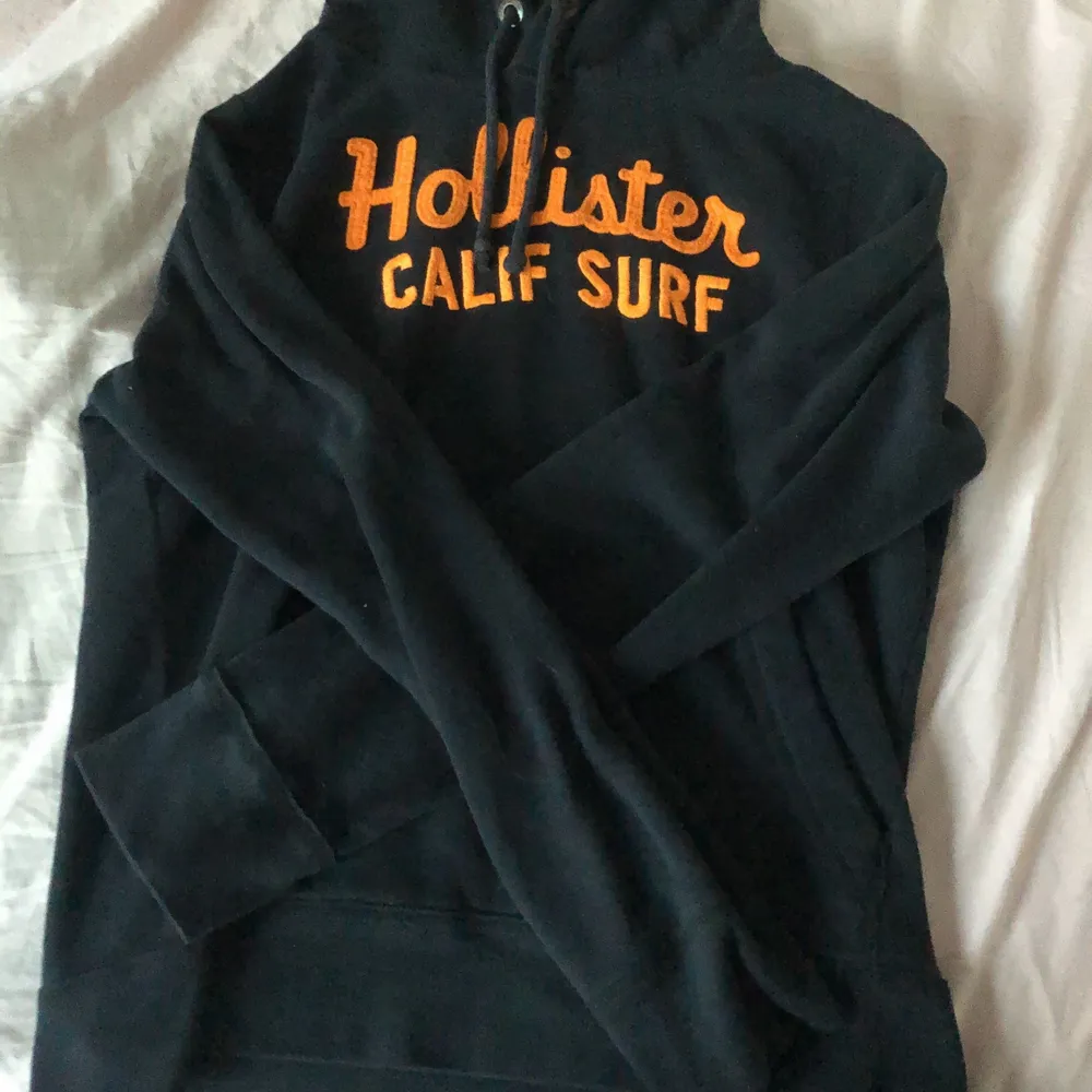 En fin hoodie från hollister i färgen blå och orange. Har bara legat i garderoben så tyckte att den skulle få en annan ägare. Bra skick . Hoodies.