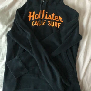 Hoodie från hollister  - En fin hoodie från hollister i färgen blå och orange. Har bara legat i garderoben så tyckte att den skulle få en annan ägare. Bra skick 