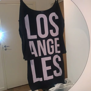 Vintage off shoulder 00s tight dress Los Angeles - 00s klänning i storlek 36, väldigt stretchy dock och det passar även S M och L. Offshoulder tight svart och vit.