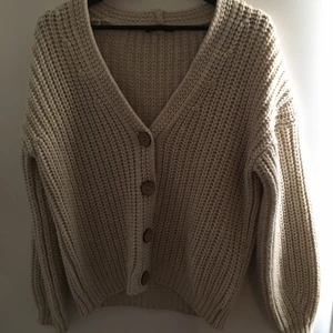 Kofta / cardigan NAKD - Stickad kofta från NAKD, skön - ej stickig. Storlek S, aldrig använd. Fler bilder kan skickas vid intresse. Köpare står för frakt.