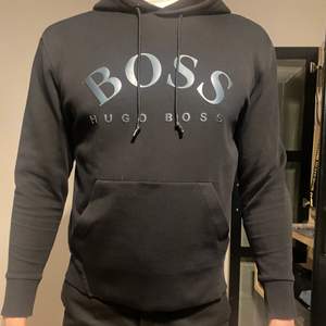 Säljer min Hugo Boss hoodie då den blivit för liten. Sparsamt använd! Nypris: 1999