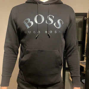 Hugo Boss hoodie - Säljer min Hugo Boss hoodie då den blivit för liten. Sparsamt använd! Nypris: 1999