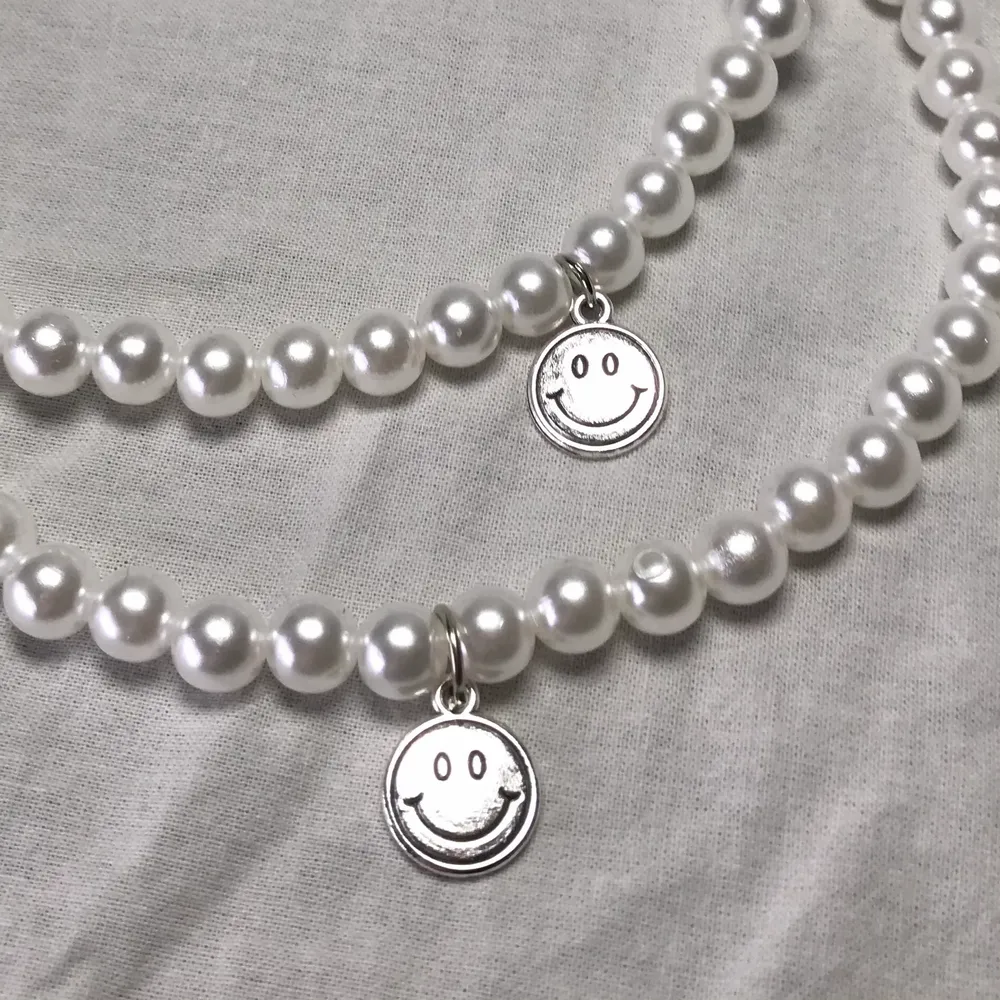 Ett handgjort elastiskt halsband med vaxade pärlor och smiley hänge🤚 ett kortare halsband som inte sitter tight ✨ GRATIS FRAKT💛. Accessoarer.