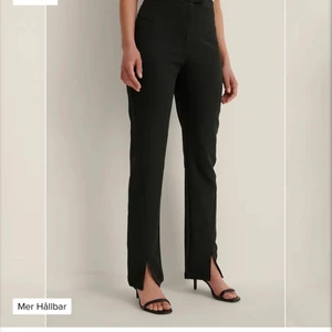 Intressekoll byxor med slits 36 - Kollar intresset på mina super fina byxor med slits då de tyvärr är för stora för mig. Kan därför tänka mig att byta om någon har i storlek 34 istället. Använda max 2 gånger och därför som nya!💕 