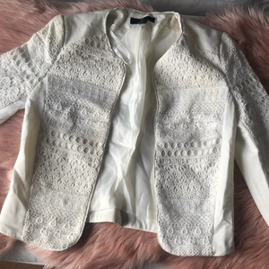 Jacka - En jacka från hm, köpt här på plick men har aldrig själv använt den. Creme vit. Vadderade axlar. Pris kan diskuteras, köparen står för frakt. Katt finns i hemmet🌸