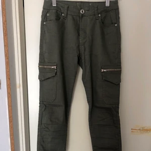 Cargo byxor  - Säljer dessa cargo byxorna då de ej passar mig. Köpta här på plick och lappen är tyvärr borta så vet ej var de är köpta eller storlek. Gissar på att en S/M kan ha dem. Fint skick. Pris kan diskuteras, köparen står för frakt. Katt finns i hemmet🌸