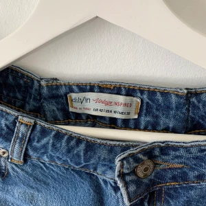 Mom-jeans - Ett par Mom-jeans som aldrig är använda. De är insydda i midjan som man ser på bilden, men går att sprätta upp om det är så. Oklart märke på byxorna men de är beställda från Zalando ☺️