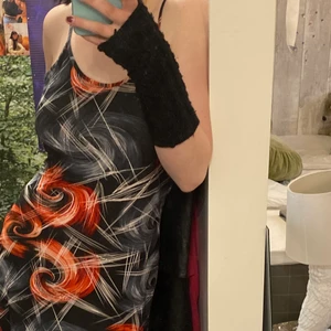 Röd/svart/vit klänning - Svart klänning med röda/gråa spiraler och vita streck. Köpt på humana för ett tag sedan, inga lappar i men är i stretchigt tyg och skulle själv säga att den passar som en M! Möts gärna upp i gbg annars betalar köparen frakten