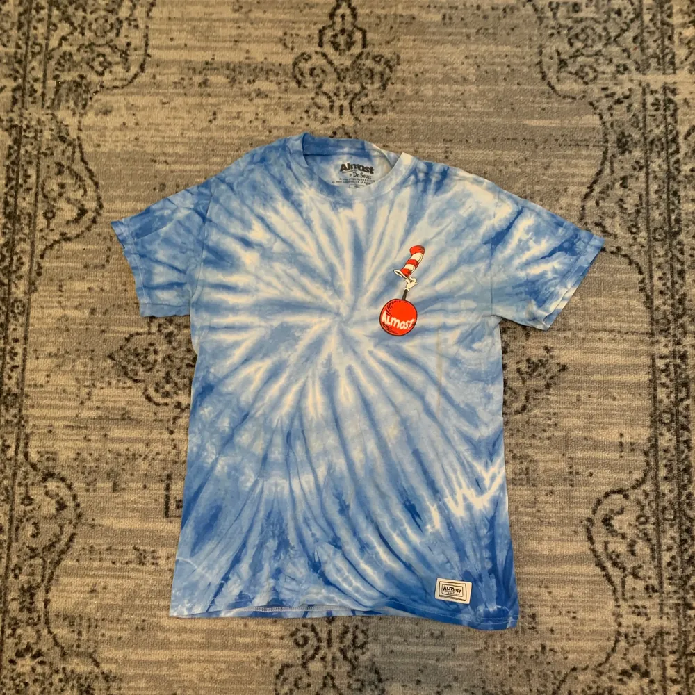 En colab tröja mellan Dr. Seuss och Almost Skateboard, tryck på fram och baksida, tiedye. Köpt på junkyard för ett drygt år sedan. 🎩🛹. T-shirts.