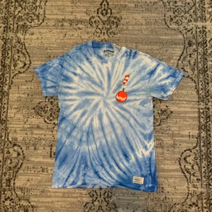 Almost Skateboard tröja - En colab tröja mellan Dr. Seuss och Almost Skateboard, tryck på fram och baksida, tiedye. Köpt på junkyard för ett drygt år sedan. 🎩🛹