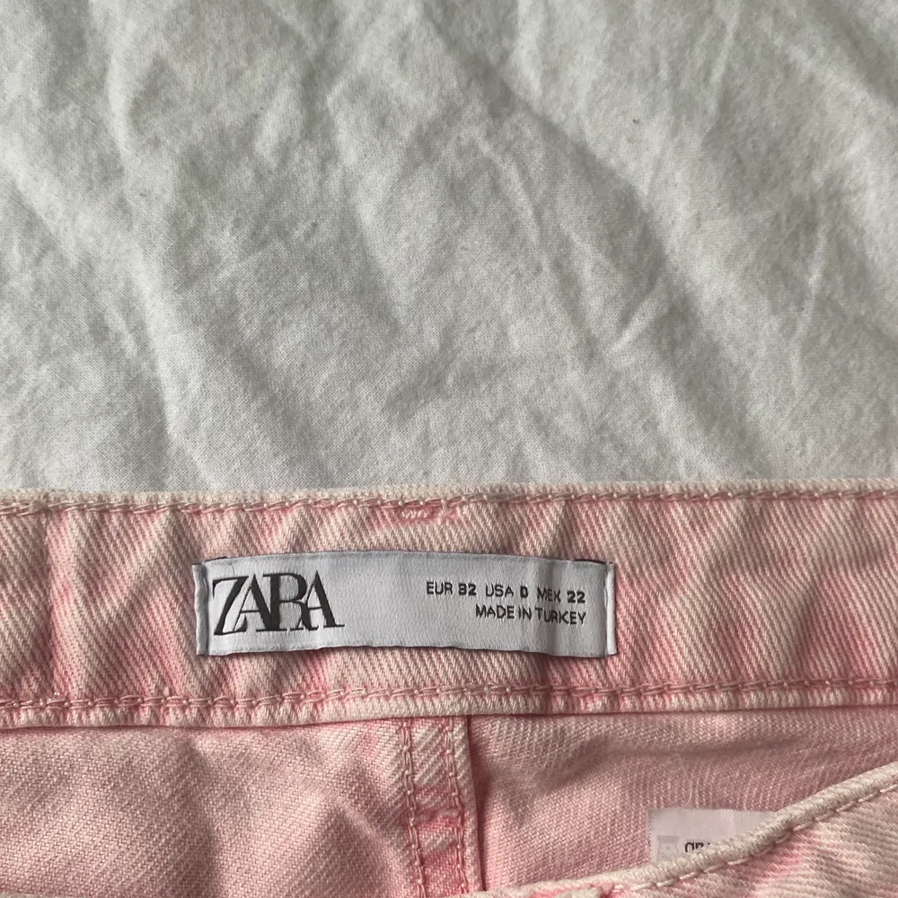 Här är ett par coola rosa baggyjeans som passar perfekt nu till våren/sommaren. Dem är köpta från ZARA för cirka två år sen och är i väl skick! Säljer dessa då jag känner att de ej kommer till användning! På lappen så står det att jeansen är i storlek 32 men jag bär normalt S i jeans och dem passar mig! . Jeans & Byxor.