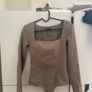 Topp! - Aldrig använd! Sitter som en smäck på kroppen!!