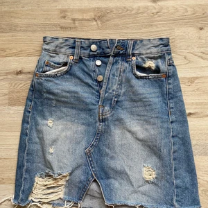 Jeanskjol - Säljer denna jeanskjol från HM i storlek 32 då den tyvärr blivit för liten för mig. Perfekt nu till sommaren!!💕