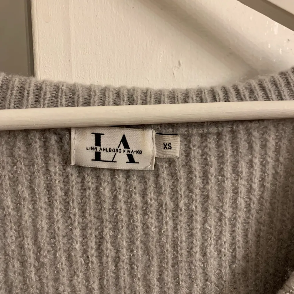 Stor och mysig stickad tröja från Nakd. Linn ahlborgs kollektion. Den är i storlek XS men skulle säga att den till och med passar en M för den är stor i storleken. . Stickat.