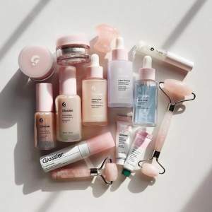 Här är en länk som ger er 10% rabatt på HELA deras sortiment!💕                    https://re.glossier.com/4981725f