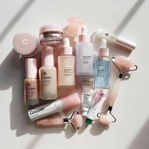 Glossier  - Här är en länk som ger er 10% rabatt på HELA deras sortiment!💕                    https://re.glossier.com/4981725f