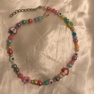 pastell pärlhalsband  - supergulligt pärlhalsband med blandade unika pärlor💗 så fint nu på våren:) justerbar storlek, frakt tillbaka på 15 kr💚