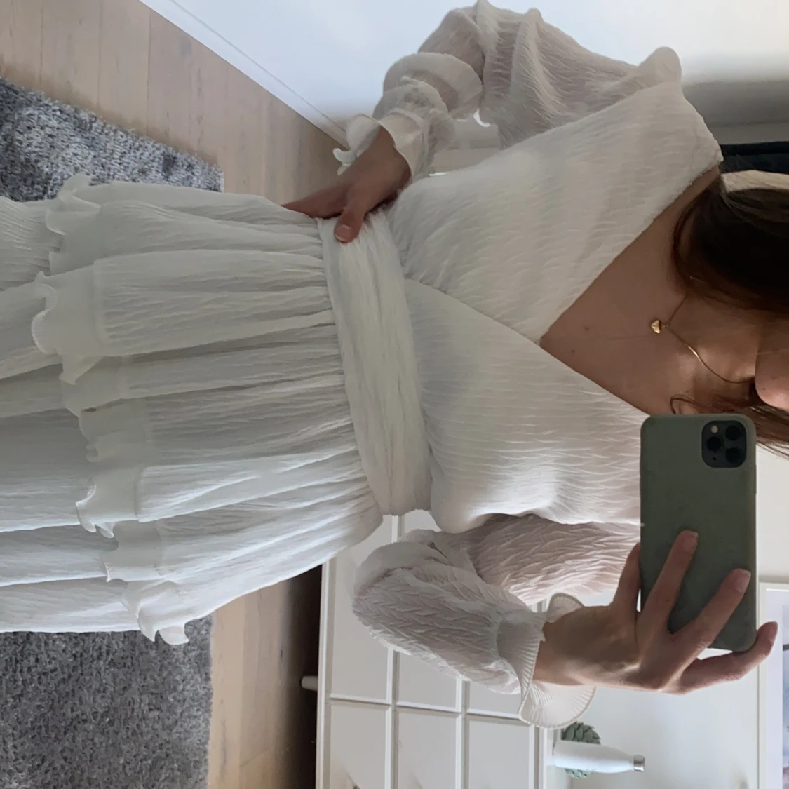 Vacker vit klänning, perfekt för studenten!