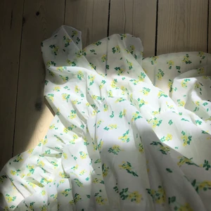 Sommarklänning - såååå himla fin klänning, köpt på asos, storlek 38. Hade denna på min bal och det är även enda gången jag haft på mig den. tyvärr för stor för mig nu :( sitter som en större S/ en M skulle jag säga och jag är 171. hoppas någon annan får ta del av vad denna vackra klänningen har att ge, helt perfekt sommarplagg. Smock upptill där fram, söta små gula blommor med gröna och ljusrosa detaljer. bara att skriva om du har några frågor! ❤️