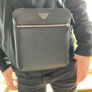 Armani väska  - Hjälper min kille att sälja sin Armani väska. Han har köpt en till nämligen så han behöver bli av med just denna. Den är i jätte bra kvalite och är som ny. är inköpt på Zalando för cirka 1500kr! Den är äkta och det kommer skickas med bevis på det också. 