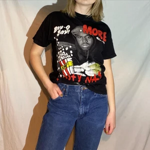 NAS T-shirt - Snygg T-shirt med NAS-tryck i storlek M. Bra skick! Sitter oversized på XS och S. (Jag på bilden har M).